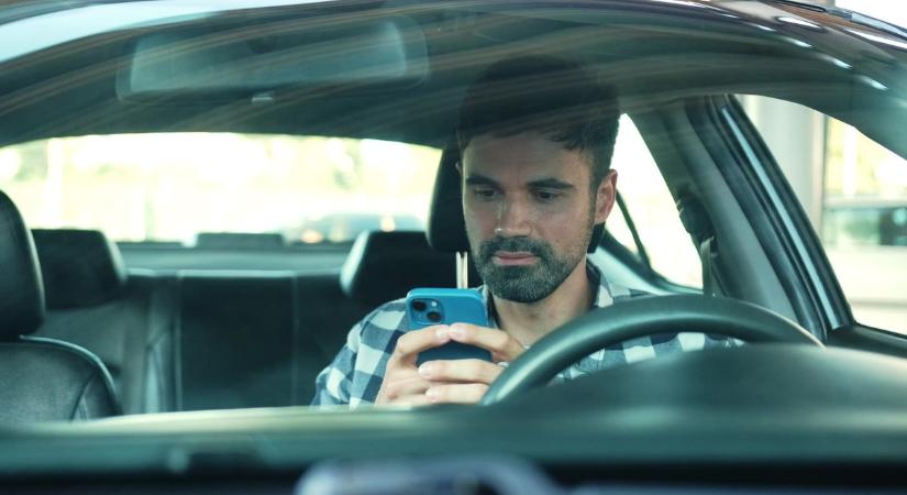 Olykor bizony sokkoló, amit a fiatalok vezetés közben tesznek - vezetés helyett