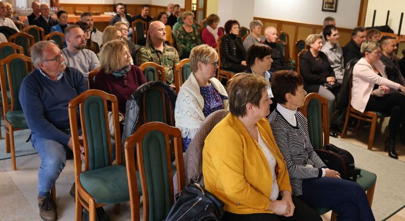 Pénz állt a házhoz! Támogatói szerződéseket adott át a bonyhádi polgármester (képgalériával)