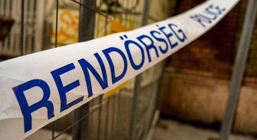 Brutális késelés Mórágyon: a sértettet hason fekve, késsel a hátában szállították kórházba