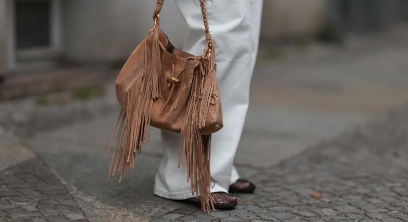 Ez az apró trükk bármilyen szettet feldob – így viseld a rojtokat 50 felett