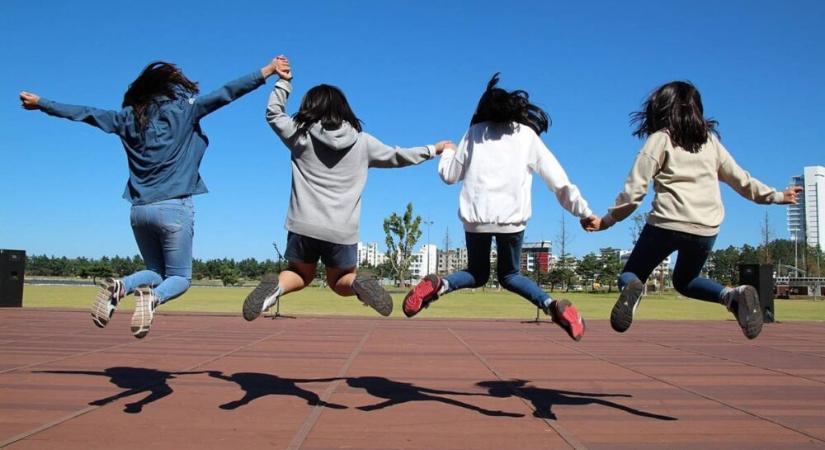 Hurrá! Egy uniós lehetőség, aminek a kiváltására nem kell ‘hátranyilazós’ magyarított változatot csinálni, elég a fiataloknak jelentkezni rá