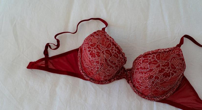 Sabrina Carpenter apró fehérneműben népszerűsíti az új dalát