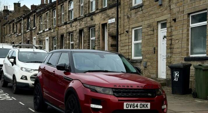 Erős negyedévet zárt a brit autópiac – Szárnyalnak a villanyautók