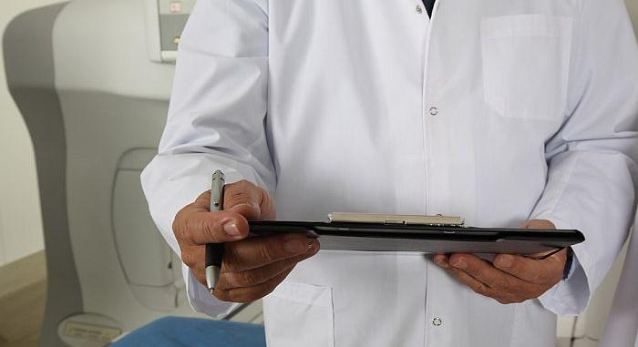 Hatezer egészségügyi dolgozó hiányzik a rendszerből és folyamatos az elvándorlás