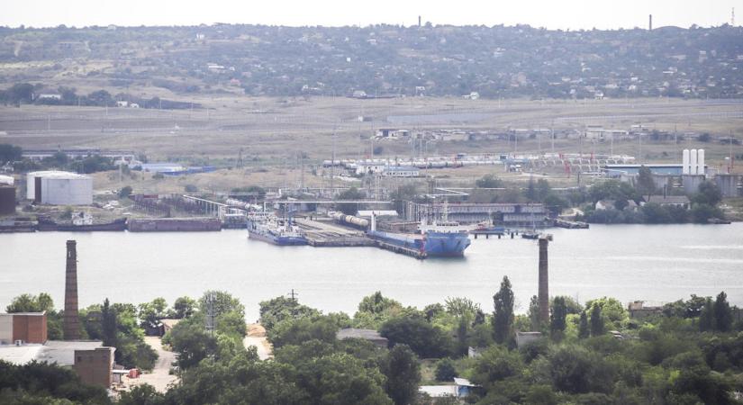 Ukrán hírszerzés: az ukrán erők működésképtelenné tették az orosz hadsereg utolsó vasúti kompját a Kercsi-szorosban