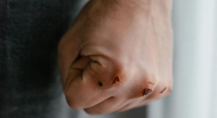 Bestiális agresszió: saját lakásában verte halálra a férfit