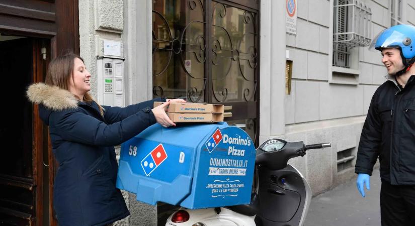 Pizza helyett csőre töltött fegyvert hozhat az ételfutár