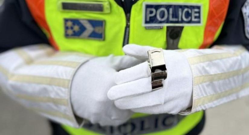 Rendőrök segítik a közlekedést a miskolci útlezárásoknál