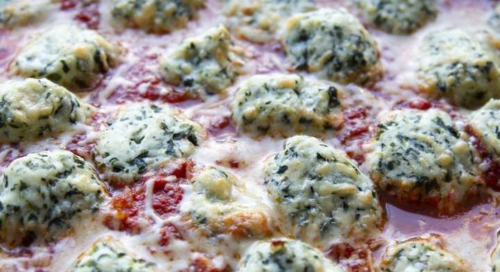 Spenótos, ricottás golyók paradicsommártásban: könnyű és ízletes