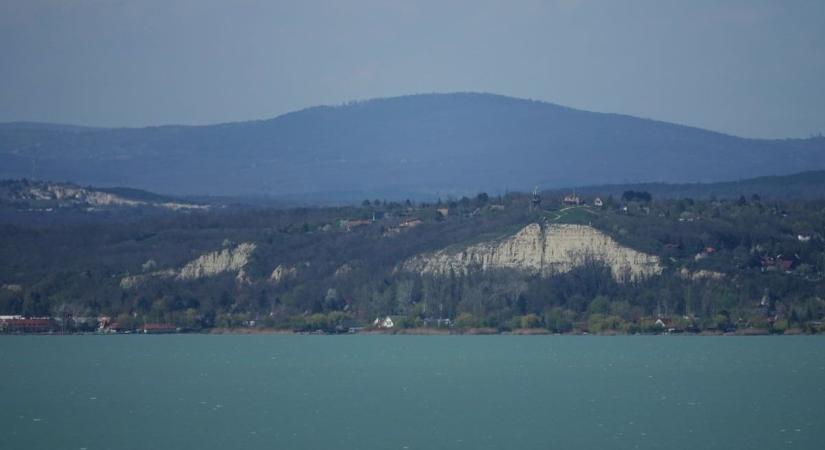 Itt belecsúszhat a vonat a Balatonba – az évszázados probléma most megszűnhet