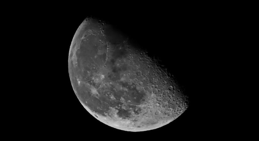 Valami hatalmas csapódott a Holdba, most mindenki erről beszél