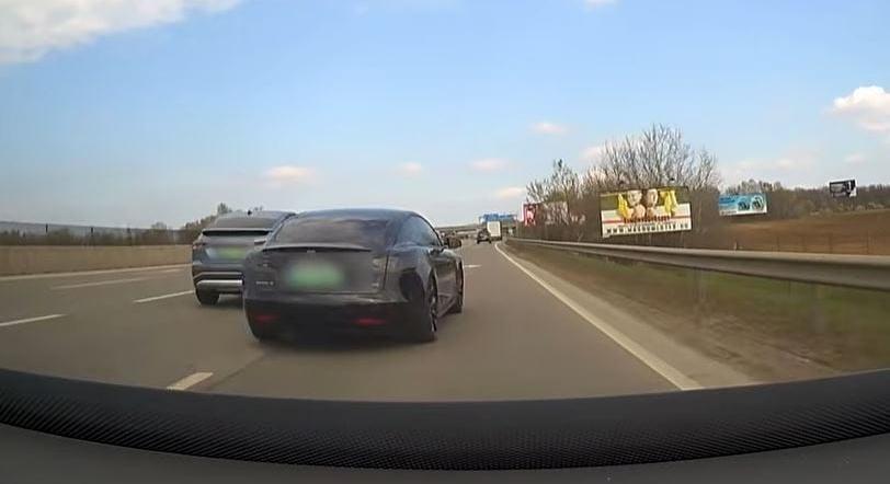 Szabálytalan előzések és piros lámpás áthajtások – hat necces helyzet egy videóban