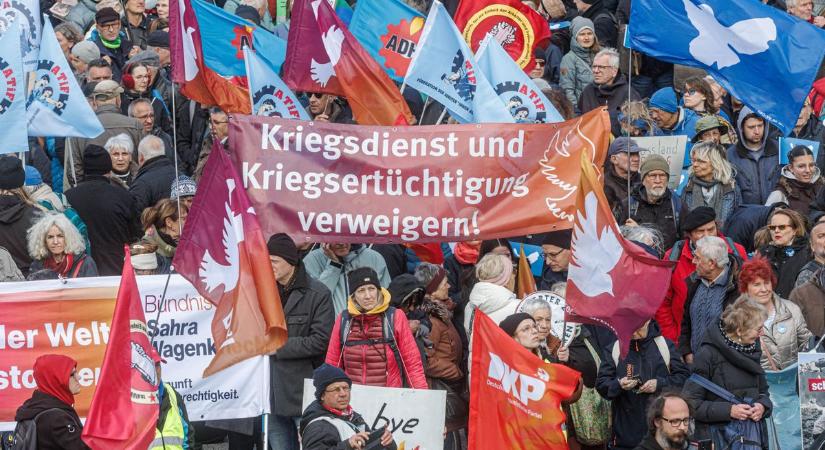 Németország háborúra készül, a fiatalok lázadnak