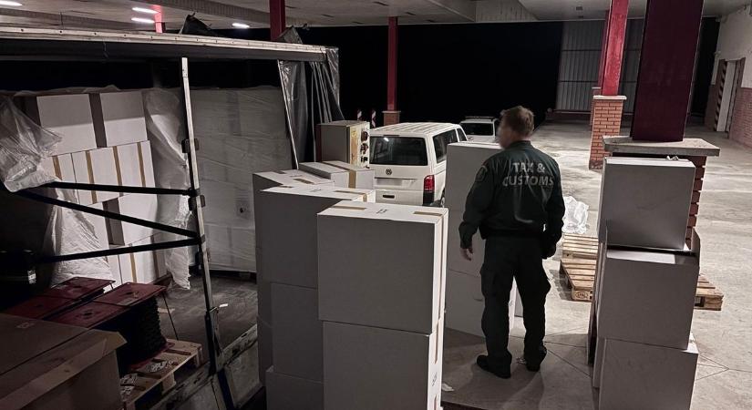 Elképesztő csempészfogás Zalában, nem hiszed el, mit rejtett a Kanizsánál lekapcsolt teherautó – de a büntetés is brutális lesz!