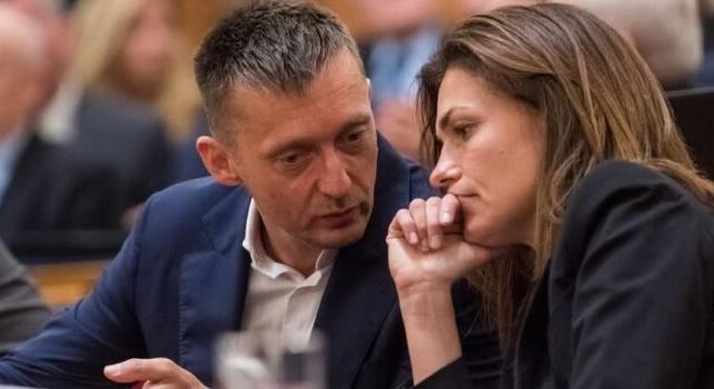 LÁTLELET – A hatalom oszt és visszakér