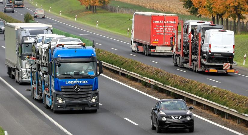 Baleset és dugó bénítja a közlekedést az M1-es autópályán, megállították a forgalmat