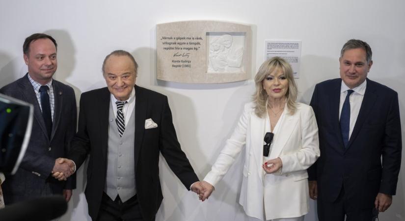 Nagy Márton és Nyitrai Zsolt avatta fel Korda György és Balázs Klári reptéri domborművét