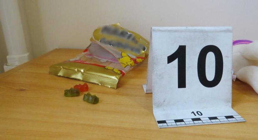 Hajdú-bihari éjjeli óvodai fosztogató: gumicukrot falva, szendvicset majszolva lopott országszerte – videóval