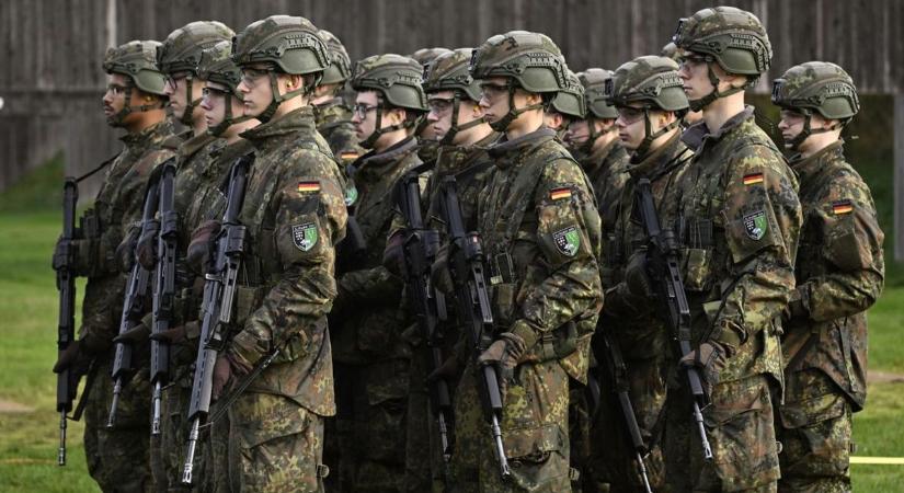 Beismerték: a Tisza német testvérpártja engedélyhez köti a férfiak külföldi utazásait, hogy háború esetén könnyebben „beránthassák” őket a seregbe