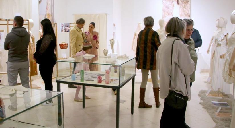 Szabó Erzsó textilművész munkáiból nyílt kiállítás a Matyó Múzeumban