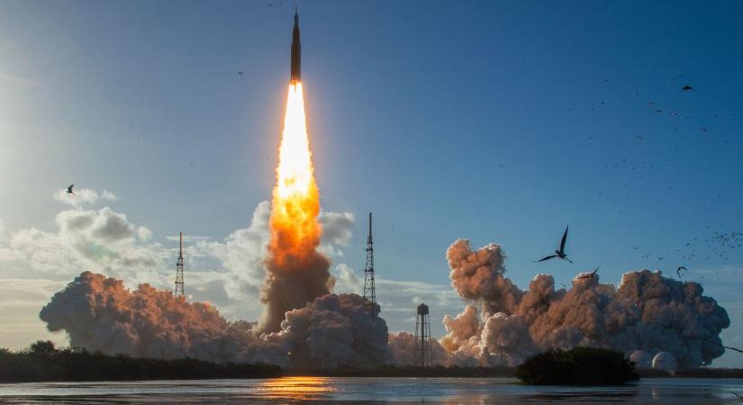 Kit érdekel igazából, hogy négy ember épp megkerülni igyekszik a Holdat, van nekünk elég bajunk!