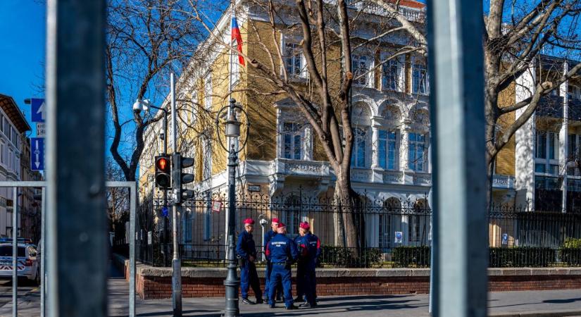 Meduza: Az orosz nagykövetségen dolgozóinak csaknem fele kapcsolatban állhat titkosszolgálatokkal