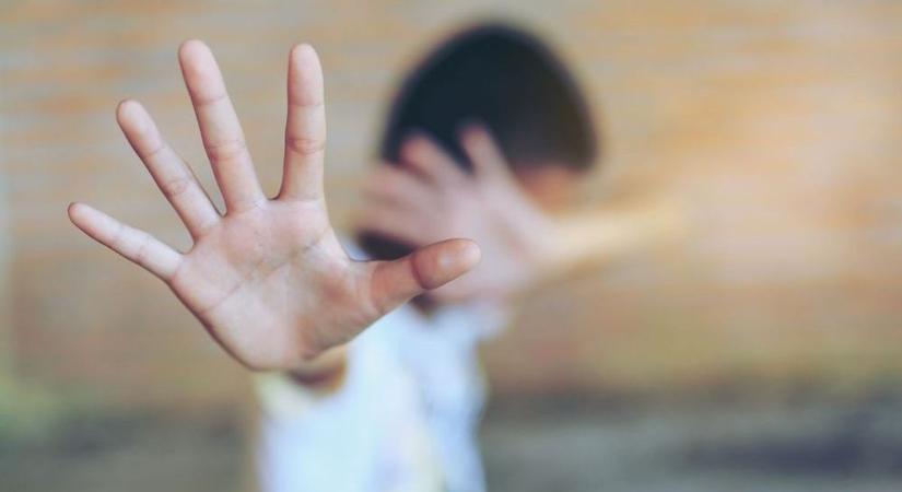 Bicskával támadt egy kiskorúra az egri férfi, hogy kristályhoz jusson