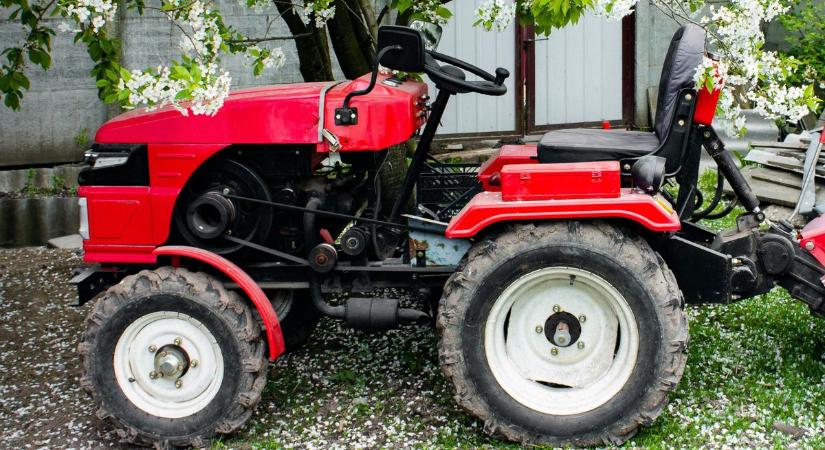 Traktor miatt utalt előre a Győr környéki fiatalember, 100 ezer forintja bánta