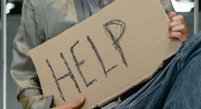 Sátorban él és egy szupermarket előtt kéreget a híres énekesnő bátyja