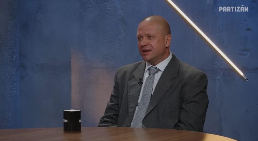 „Hasamra ütök, Magyar Péter” – hangfelvételen, ahogy egy végrehajtóból próbál meg lejárató információt kihúzni egy feltételezhetően AH-s tiszt