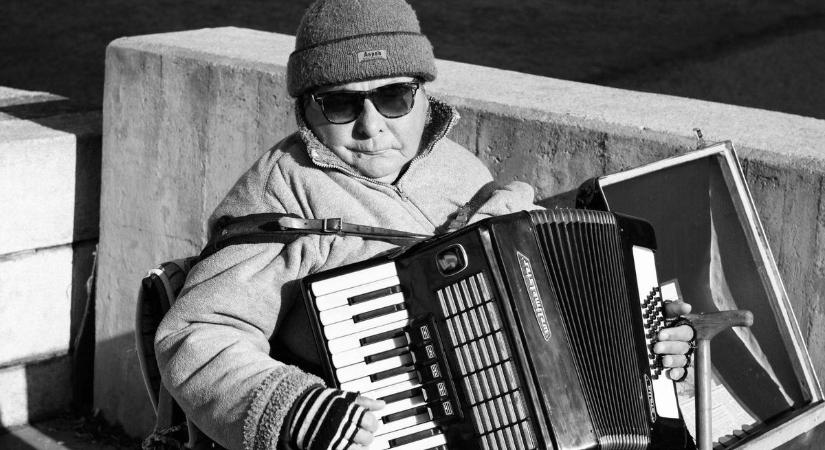 Elhallgatott egy ikonikus dallam: Székesfehérvár szeretett utcazenészét gyászolja