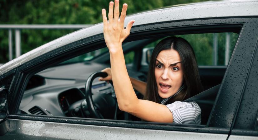 Parkolási vita után összekarcolta az összes autót a sértett fúria