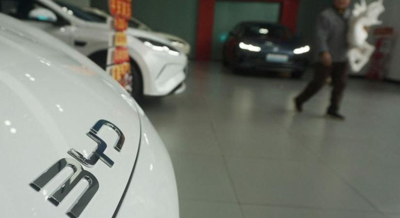 Elcsábítja a Porsche embereit a BYD: letarolná a prémiumpiacot a Szegeden is gyárat építő óriás – itt a modell, amit harcba küld a Denza