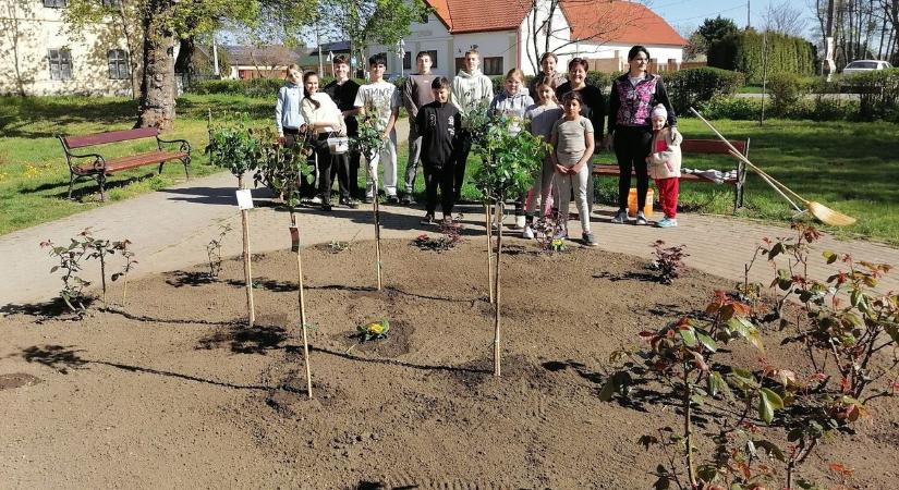A perkátai diákok a tavaszi szünetben is aktívan szépítették iskolájuk parkját (galériával)
