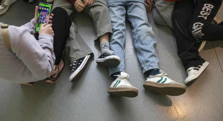 Újabb ország csatlakozik a tinik közösségi média használatát tiltó államok sorához