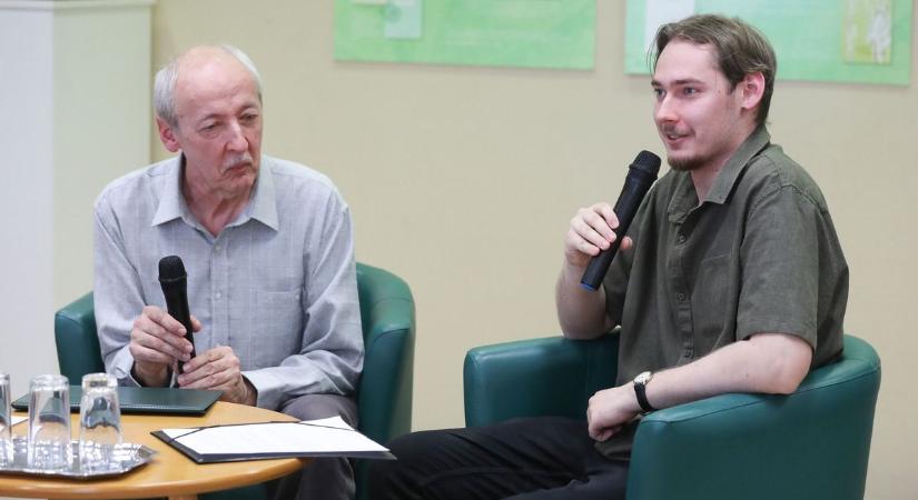 Kitalált költők magas árfolyamon - Szauer Ágoston és a versek kémiája az ELTE SEK könyvtárában