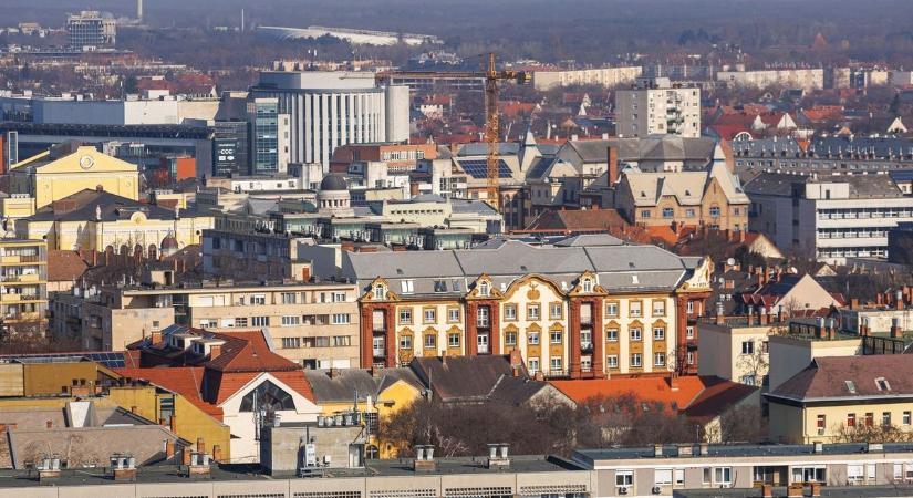 Olyan dolog lapul a debreceni híd alatt, csoda, hogy még nem vitték el teljesen