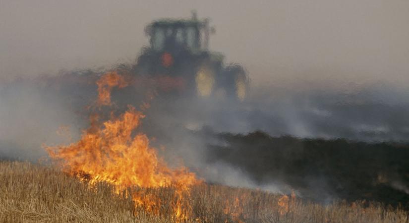 Lángokba borult egy traktor Tiszakécskénél