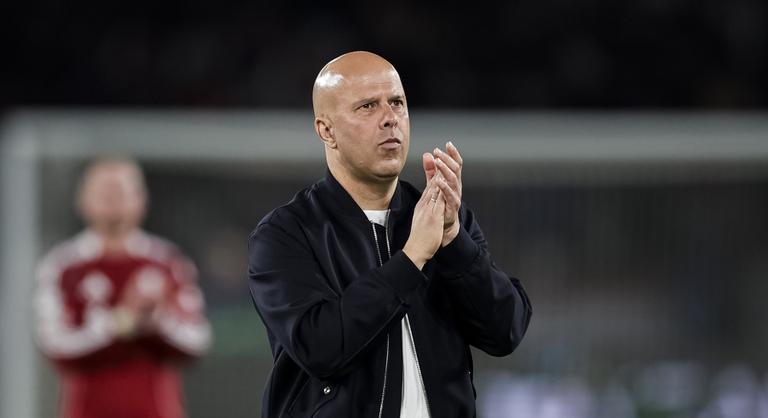 Arne Slot önellentmondásba keveredett, de kiállt unortodox stratégiája mellett