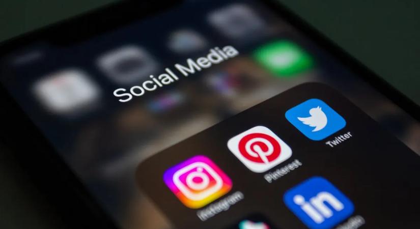 Megszületett a döntés: újabb európai ország tiltja be a közösségi médiát a 15 év alattiaknak