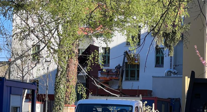 Átadták, mégis még mindig dolgoznak az MCC szombathelyi épületén