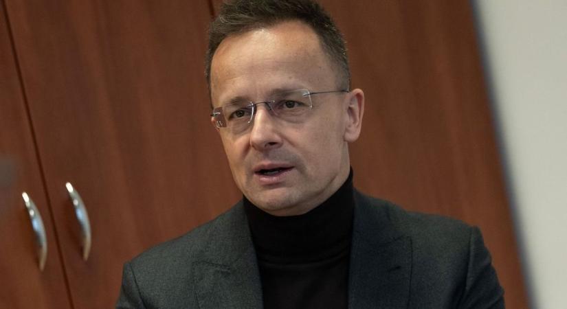 Szijjártó Péter megérkezett Tolnára, Horváth István fogadta (videó)
