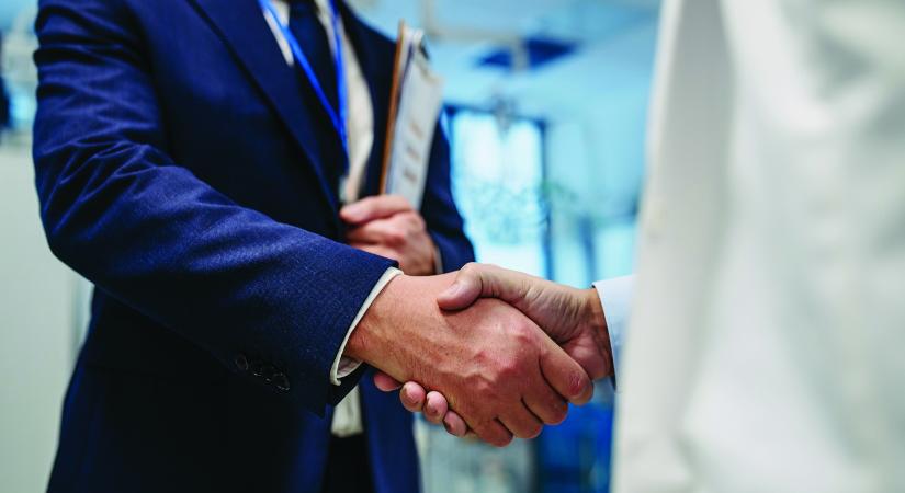 A kormány elkötelezett a szakdolgozók bérének emelése mellett