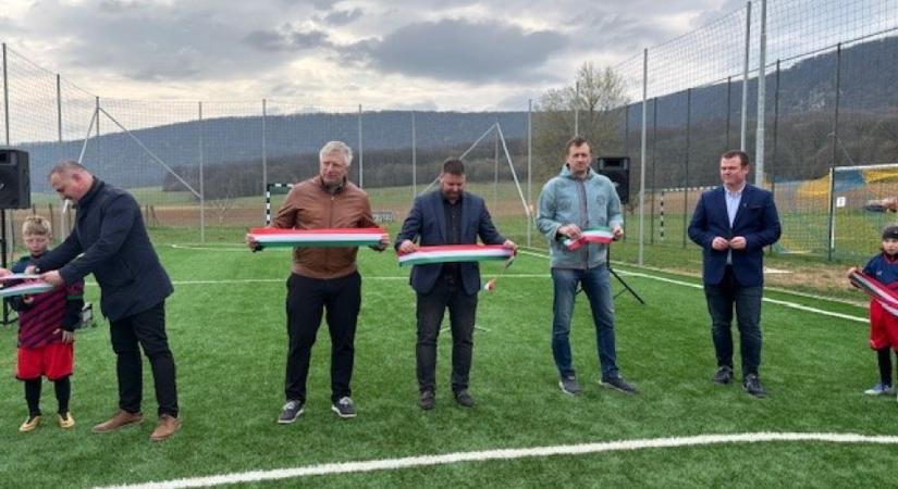 Új műfüves pályát adtak át Vértestolnán