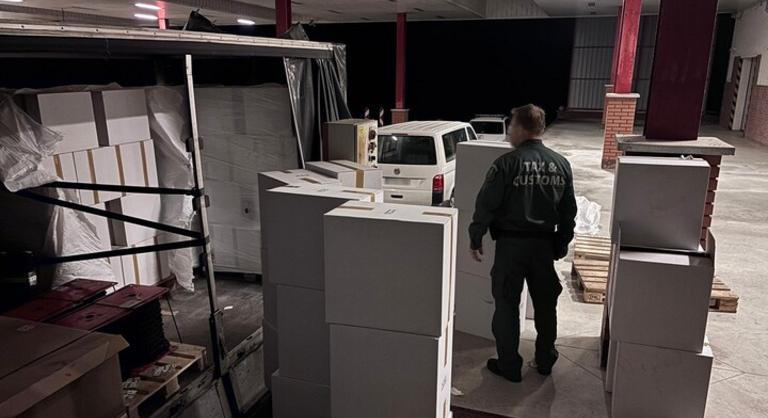 Hatvanezer doboz csempészcigarettát találtak egy ukrán teherautóban