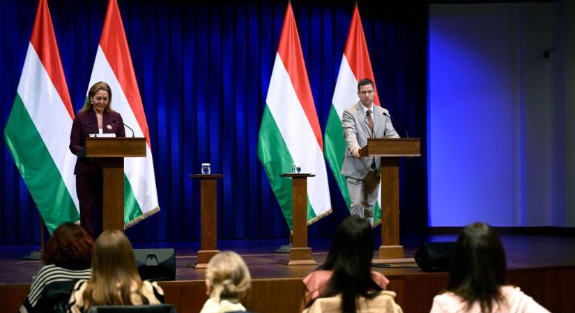 Gulyás a választás előtti utolsó Kormányinfón: Napokon belül veszünk 510 ezer tonna olajat az amerikaiaktól