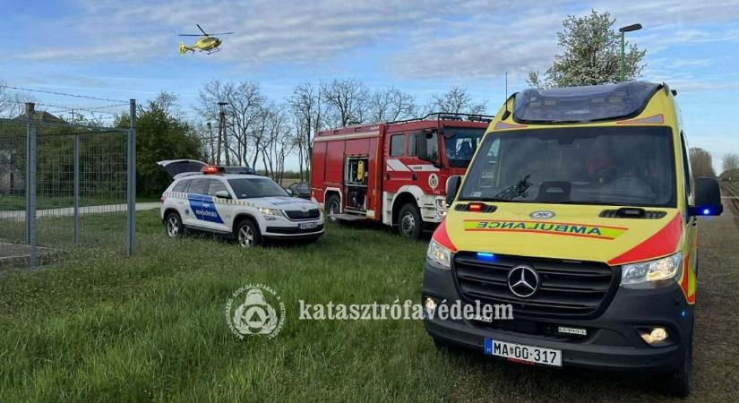 Helyszíni fotók: így emelték ki a tűzoltók a celldömölki vonat alá esett embert
