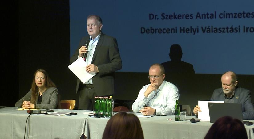 Letették az esküt a választókerületi jegyzőkönyvvezetők