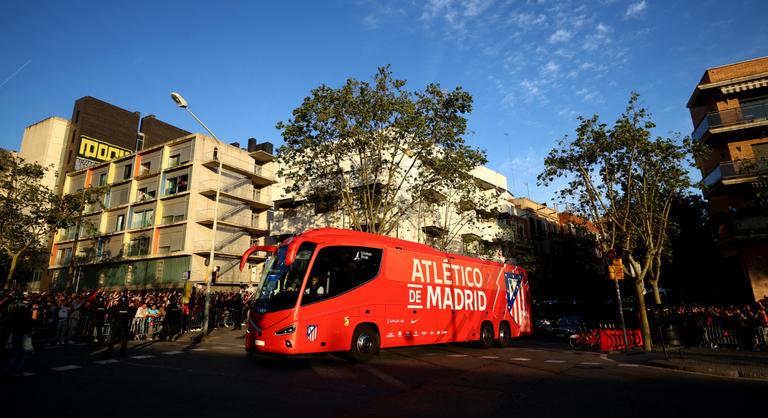 Palackzápor az Atlético csapatbuszára, az egyik ablak Diego Simeone feje mellett robbant