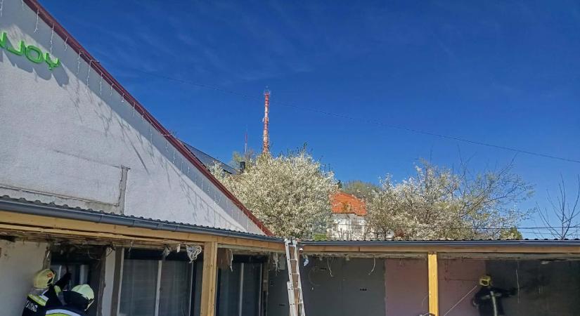 Felújítás közben csaptak fel a lángok – szekszárdi ingatlanhoz robogtak a tűzoltók (fotók)